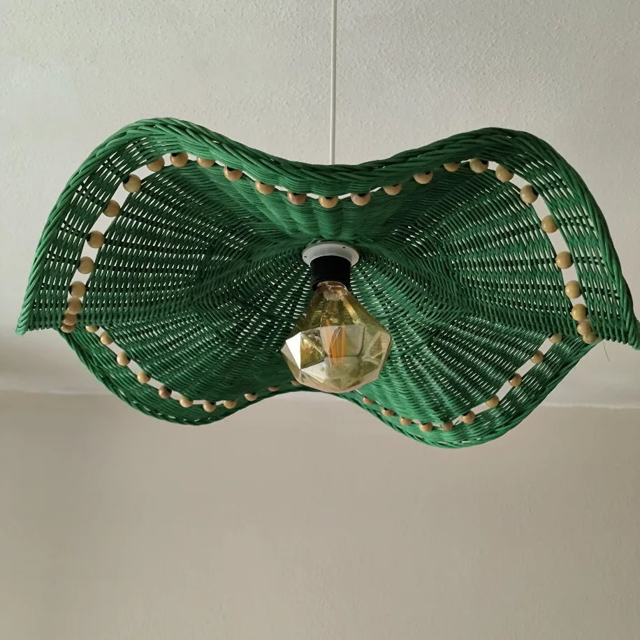 Nerida Yeşil Dalga Formlu Rattan Avize — 60 cm